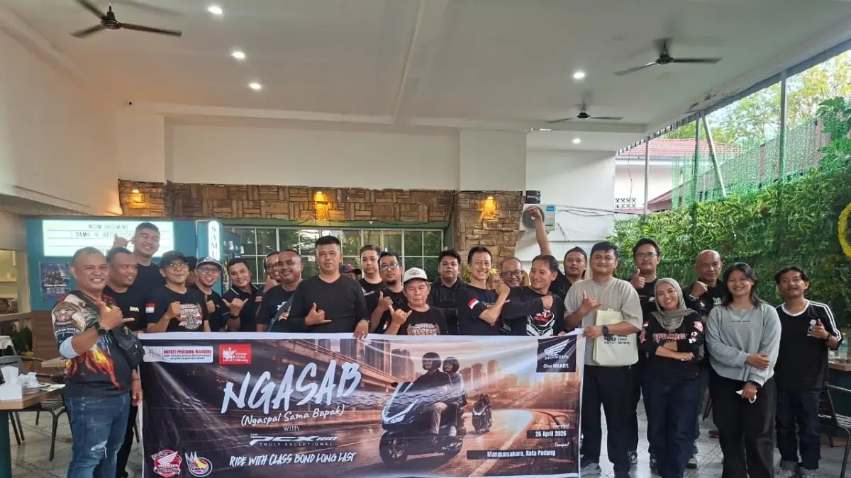 Peserta bersama anak mereka mengikuti kegiatan rolling city menggunakan Honda PCX160 dalam acara Ngasab di Kota Padang, akhir pekan lalu. (DOK HONDA)