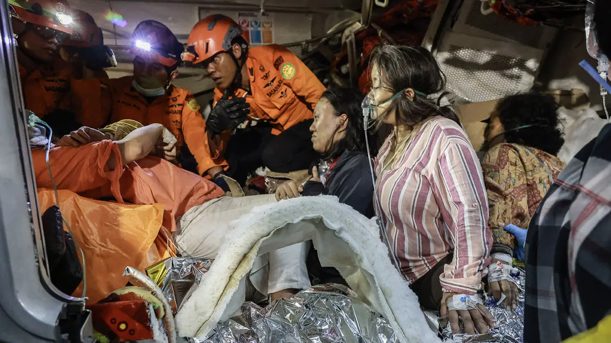 Petugas gabungan mengevakuasi korban yang terjebak di dalam gerbong KRL yang ditabrak KA Argo Bromo dari belakang di Stasiun Bekasi Timur, Selasa (28/4). (DHEMAS REVIYANTO/ANTARA FOTO)
