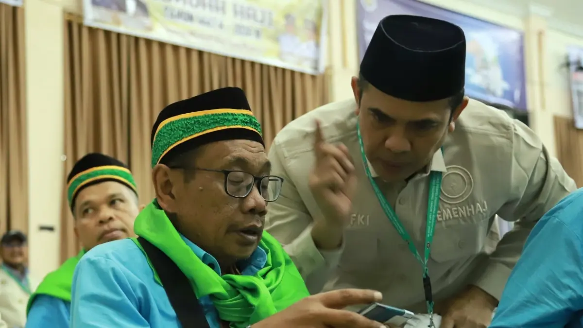 Petugas haji memberikan pelayanan kepada jamaah calon haji, Rabu (29/4). (DOK KEMENHAJ SUMBAR)