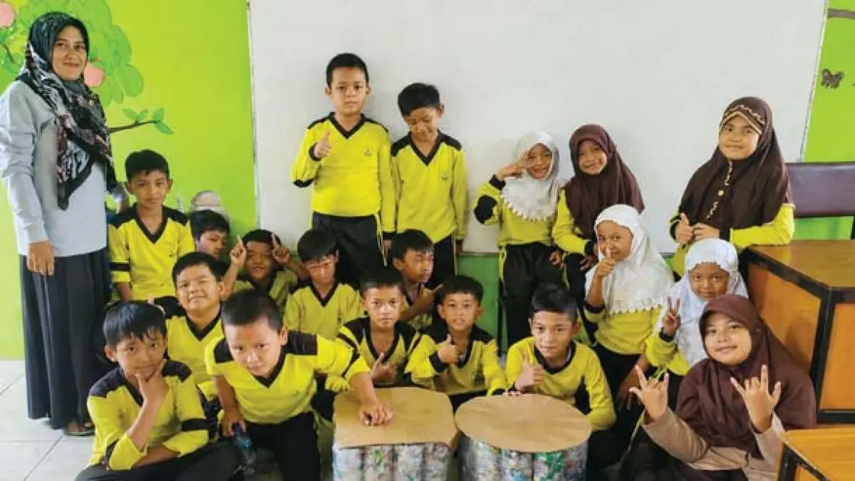 SD Negeri 55 Payakumbuh memperlihat hasil karya dari sampah menjadi kerajinan beberapa waktu lalu. (TIM LAMAN GURU)