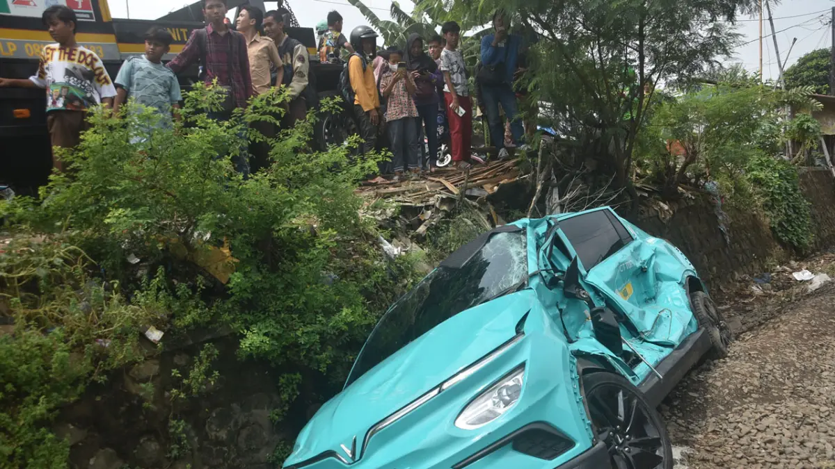 Sebuah mobil listrik hijau “Green SM” ringsek setelah tertabrak KRL di sekitar Stasiun Bekasi Timur, Kota Bekasi, Selasa (28/4). Insiden ini menjadi bagian dari rangkaian kecelakaan yang terjadi di jalur rel tersebut. (RAIZA SEPTIANTO/JPG)
