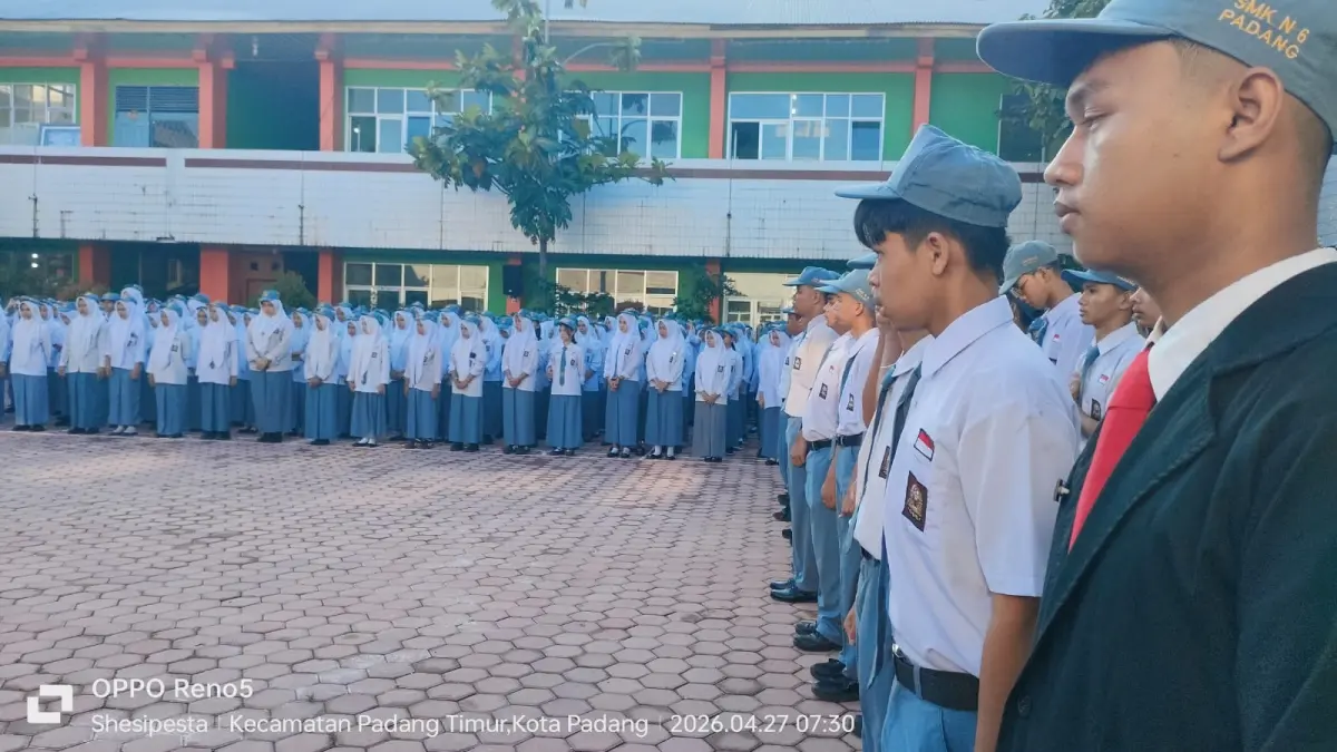 SMK Negeri 6 Padang sedang melakukan upacara bendera beberapa waktu lalu. (TIM LAMAN GURU)