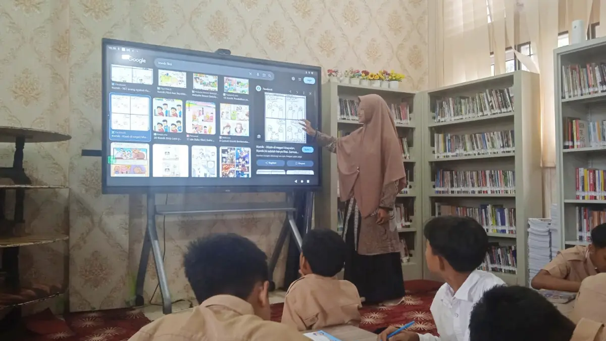 SMP IT ICBS Payakumbuh sedang belajar memanfaatkan internet  beberapa waktu lalu. (TIM LAMAN GURU)