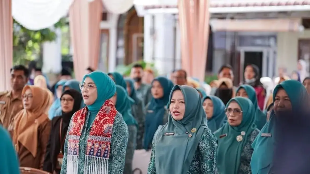 Tim penilai TP-PKK Provinsi Sumatera Barat bersama Wali Kota Solok dan kader Dasawisma Melati IX saat melakukan verifikasi lapangan Lomba Dasawisma Berprestasi 2026 di Kelurahan Tanah Garam, Senin (27/4). (DOK TP PKK)