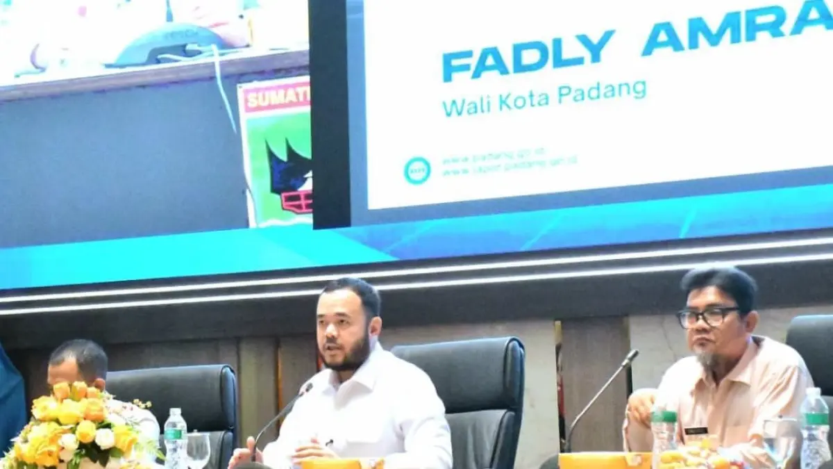 Wali Kota Padang Fadly Amran saat memaparkan penguatan layanan Call Center 112 dalam Rakor Smart City Sumatera Barat di Kantor Gubernur Sumbar.(Foto: Prokopim)