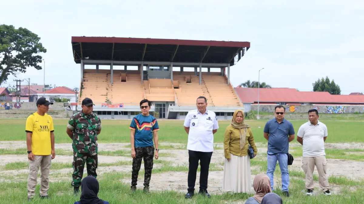 Wali Kota Pariaman, Yota Balad saat meninjau latihan fisik peserta Bimbel Sekolah Kedinasan 2026 di Youth Center, Desa Rawang, didampingi jajaran Disdikpora serta pelatih dari Polres dan Kodim Pariaman, Rabu (29/4). (DOK PEMKO PARIAMAN)