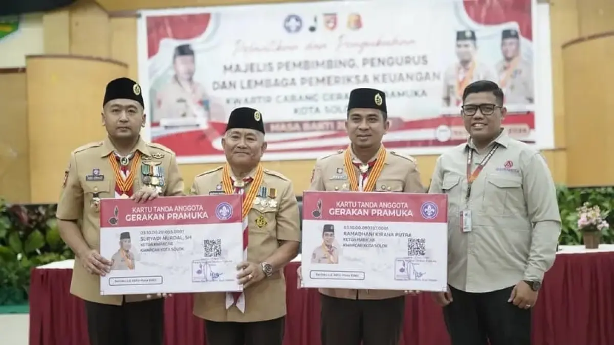 Wali Kota Solok, Ramadhani Kirana Putra, saat dilantik sebagai Ketua Mabicab Gerakan Pramuka Kota Solok oleh Ketua Kwarda Sumbar, Audy Joinaldy, di Gedung Kubuang 13, Selasa (28/4). (DOK PEMKO SOLOK)