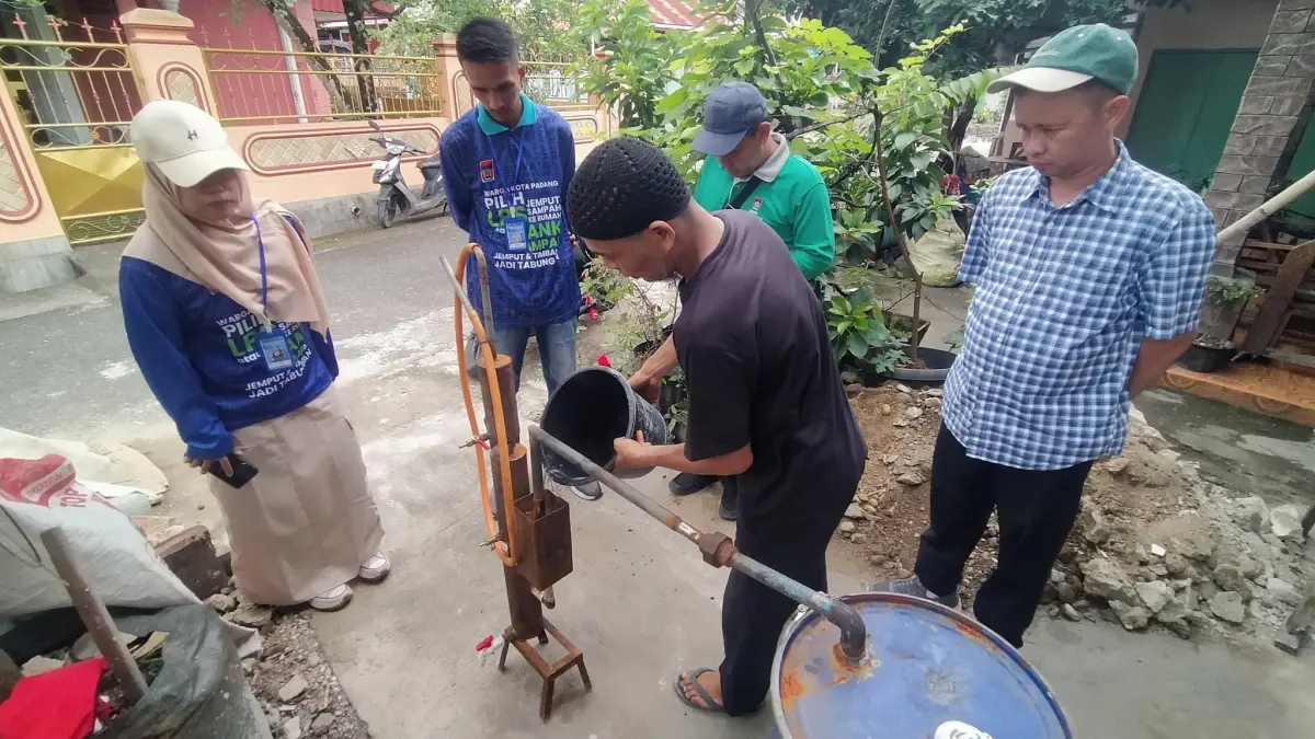 Inovasi pirolisis di Padang Besi yang dikembangkan Ketua RT Hadi Saputra mengolah sampah plastik menjadi bahan bakar minyak melalui pemanasan tanpa oksigen bersuhu tinggi. Dalam uji coba, 3,5 kilogram plastik mampu menghasilkan sekitar 1 liter BBM dalam waktu 1,5 jam. (dok humas)