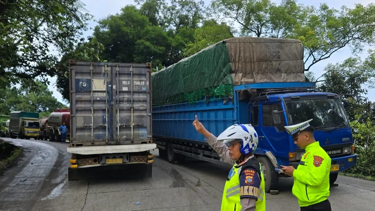 Macet parah akibat truk rusak di Kelok Banto, Kota Padang, Kamis pagi (30/4/2026). Satlantas Polresta Padang terapkan rekayasa buka tutup jalur. (Satlantas Polresta Padang)