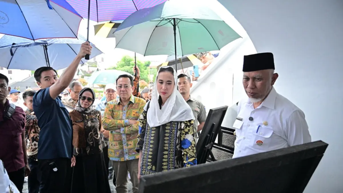 Menteri Pariwisata Widiyanti Putri Wardhana berkunjung ke Sumbar, Rabu (29/4). Ia didampingi anggota DPD RI Irman Gusman dan Gubernur Sumbar Mahyeldi Ansharullah dan ke sejumlah objek wisata di Padang dan Bukittinggi. (DOK PEMPROV SUMBAR)
