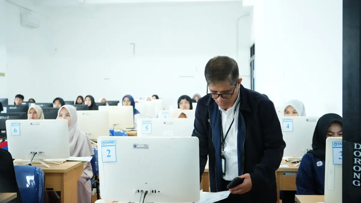 Rektor Febri Yulika saat melakukan monev jelas sesi UTBK dimulai. (Dok ISI Padangpanjang)