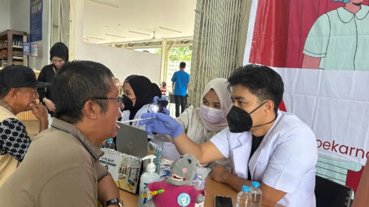Tim dokter GAIA Dental Clinic memberikan pemeriksaan gigi gratis kepada pengunjung dalam kegiatan kolaborasi bersama PMI Pekanbaru di Indogrosir, Sabtu (25/4).(Foto: Humas)
