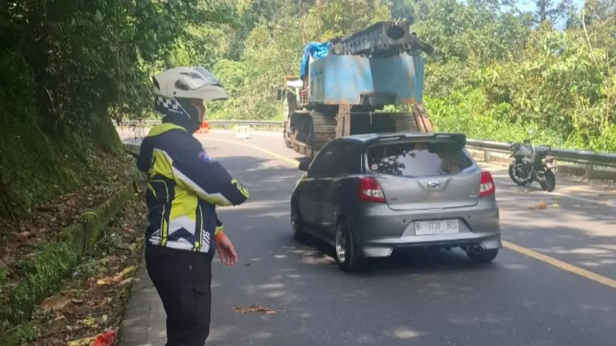 Truk trailer rusak di Lembah Anai sebabkan jalur Padang-Bukittinggi buka tutup, Kamis (30/4/2026). (Satlantas Polres Padangpanjang)