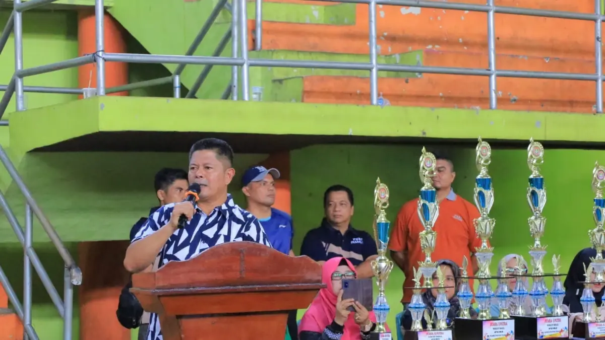 Bupati Pasaman Welly Suhery membuka secara resmi Turnamen Bola Voli PGRI Kabupaten Pasaman di GOR Tuanku Rao, Lubuk Sikaping, Jumat (1/5). (DOK DISKOMINFO PASAMAN)