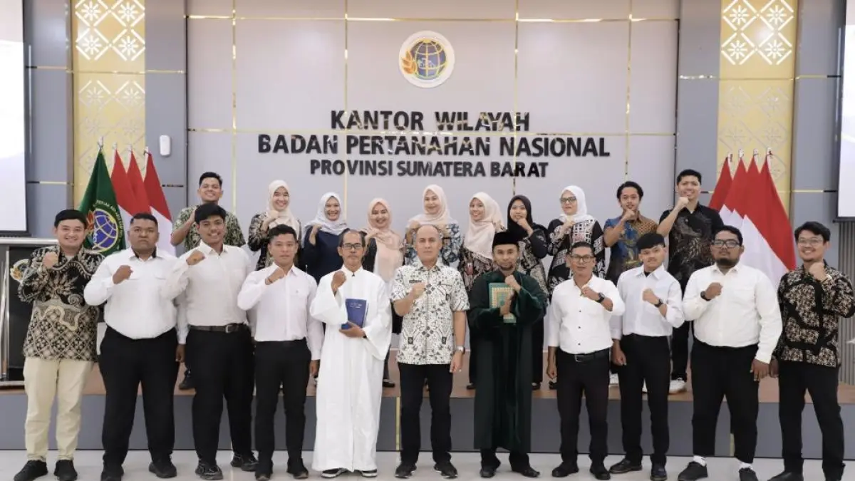 Foto bersama usai pelantikan enam Asisten Surveyor Kadastral Berlisensi oleh Kanwil BPN Sumatera Barat melalui Kabid Survei dan Pemetaan M Syahril untuk memperkuat layanan pertanahan, Kamis (30/4/2026).