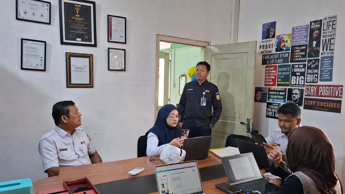 KAI Divre II Sumbar lolos audit ISO 27001:2022 dengan zero findings. Sistem keamanan informasi dinilai efektif dan sesuai standar internasional.