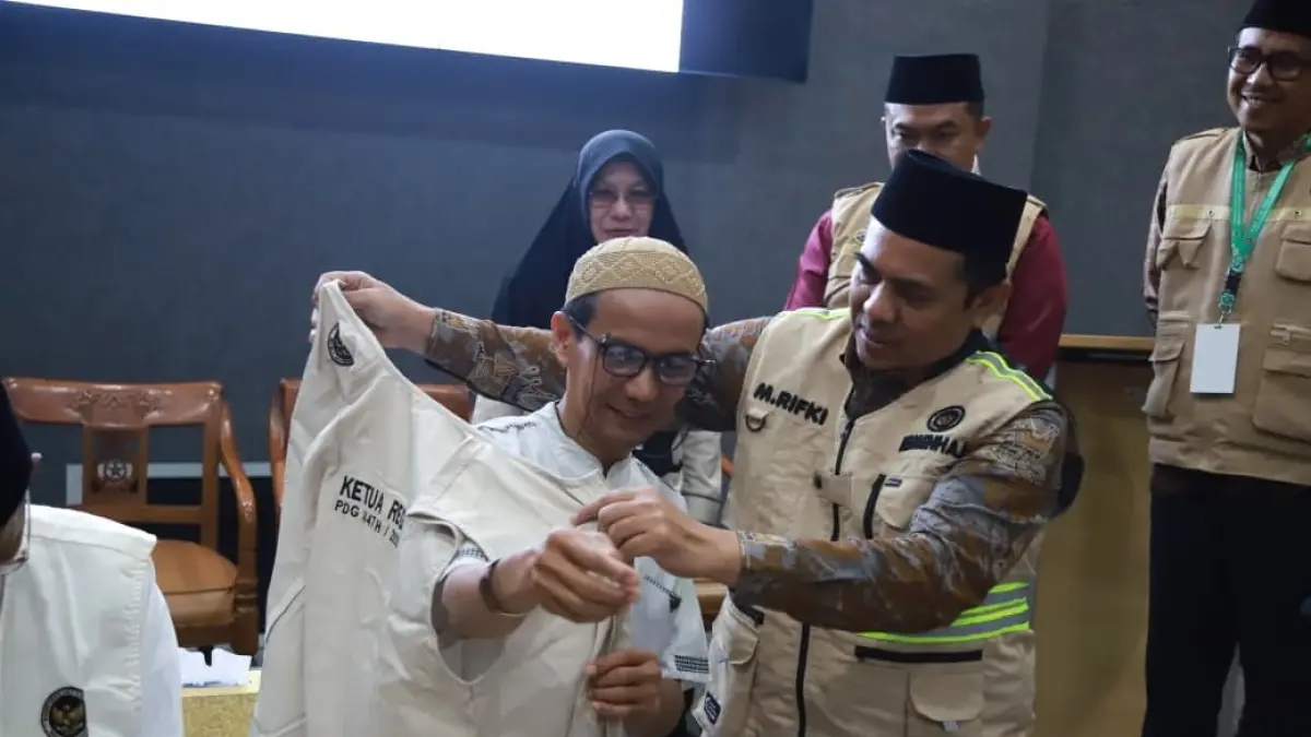 Kakanwil Kemenhaj Sumbar, M. Rifki, memberikan pembekalan khusus kepada Karu dan Karom Jamaah Haji Kloter 07 Embarkasi Padang, Jumat (1/5). (DOK KEMENHAJ SUMBAR)