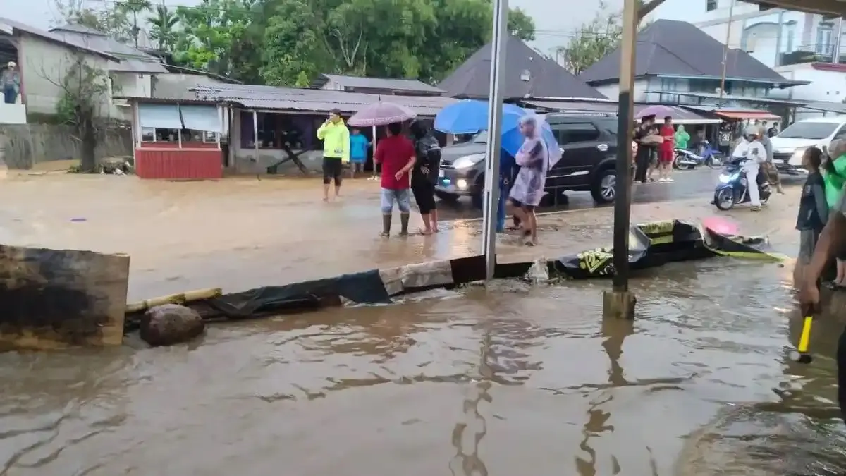 Kendaraan melintas di jalan lintas provinsi di Jorong Pasa, Nagari Surian, Kecamatan Pantai Cermin, Kabupaten Solok, yang kembali normal, Jumat (1/5/2026). Sebelumnya, hujan deras sejak siang hingga sore menyebabkan air meluap dan menutupi badan jalan penghubung Solok–Solok Selatan.