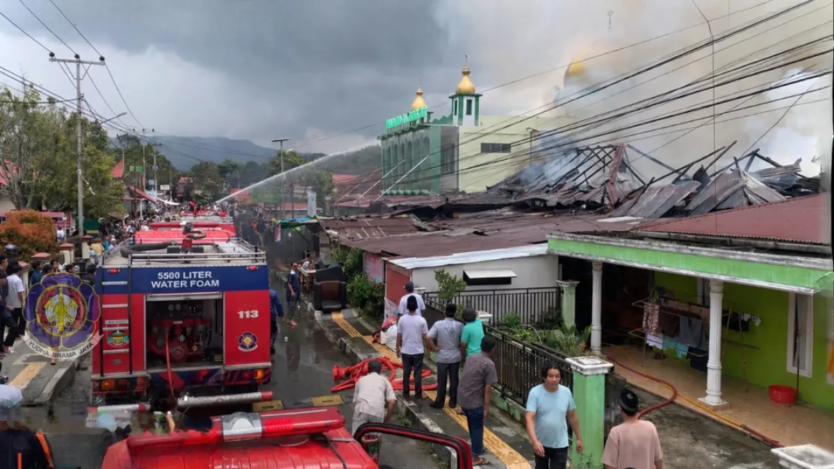 Kebakaran melanda empat petak rumah semi permanen milik seorang IRT di Bukit Apit Puhun, Bukittinggi, Jumat (1/5/2026). (DPKP Kota Bukittinggi)