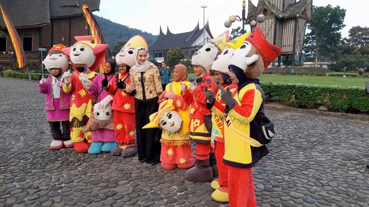 Menteri Pariwisata RI Widiyanti Putri Wardhana foto bersama para badut di Istano Basa Pagaruyung, Kamis (30/4/2026). Kunjungan ini menjadi bagian penting untuk melihat langsung perkembangan pariwisata unggulan di Sumatera Barat.