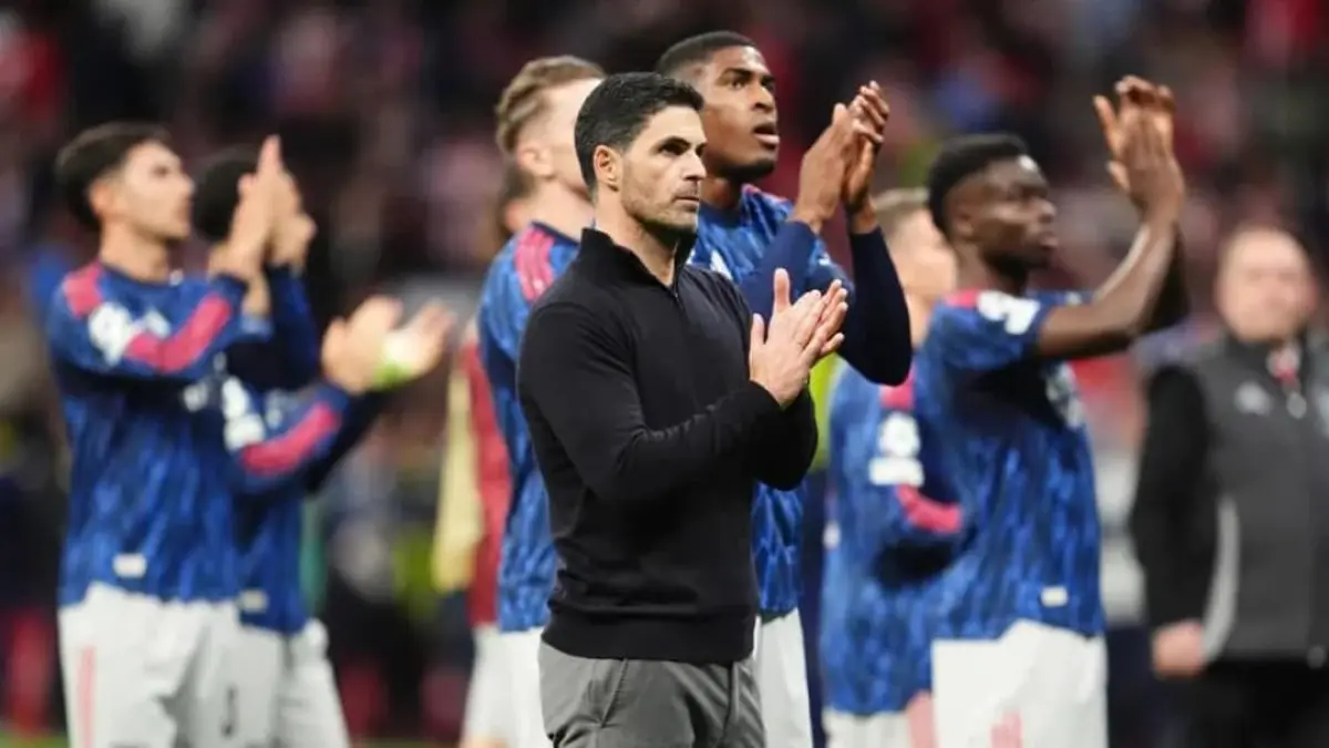 Pelatih dan pemain Arsenal FC menyapa para pendukung usai pertandingan semifinal Liga Champions di markas Atletico Madrid.(Foto: UEFA.com)