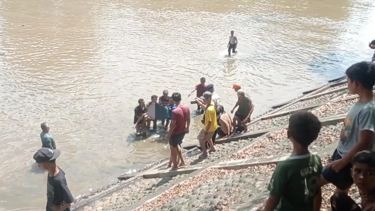 Pencari barang bekas yang tenggelam di Banjir Kanal, Alai Parak Kopi, Padang, ditemukan 500 meter dari LKP dalam kondisi meninggal, Jumat (1/5/2026). (BPBD Padang)