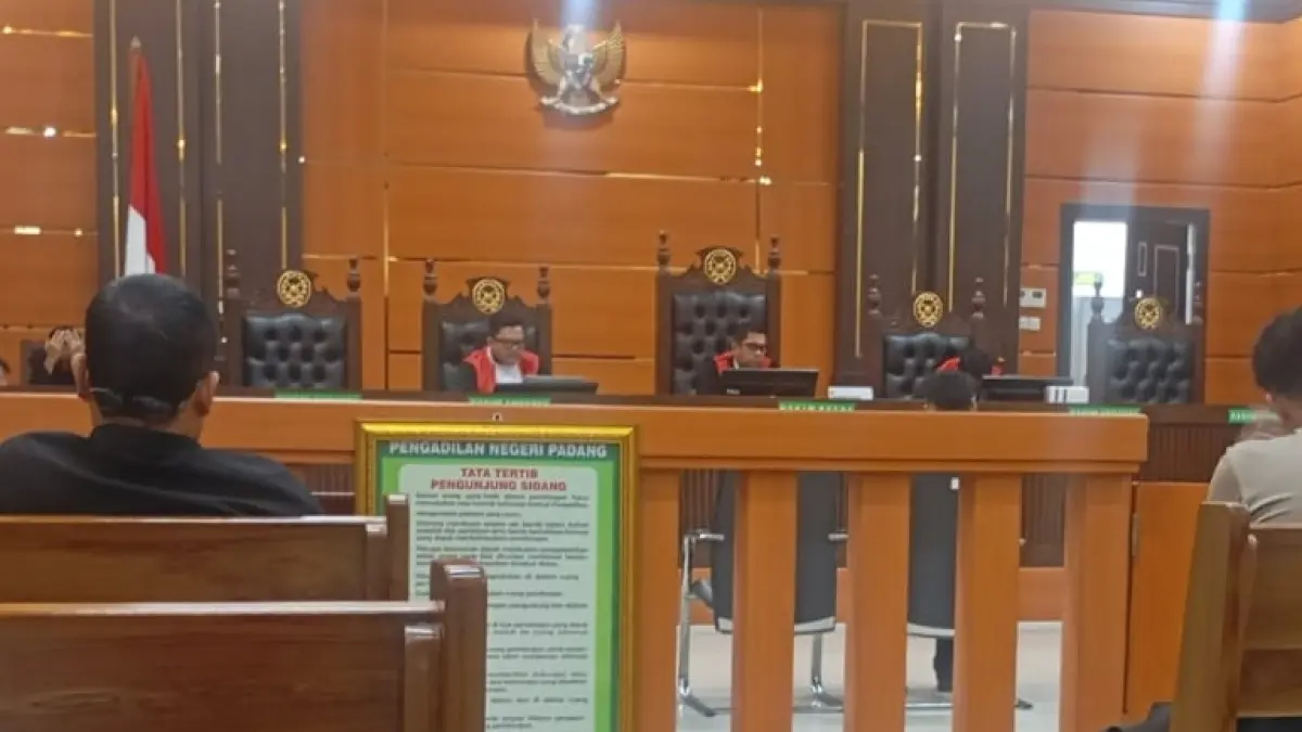 PN Padang vonis seumur hidup pengedar 47 kg sabu, lebih ringan dari tuntutan mati, jaksa pertimbangkan langkah hukum lanjutan.