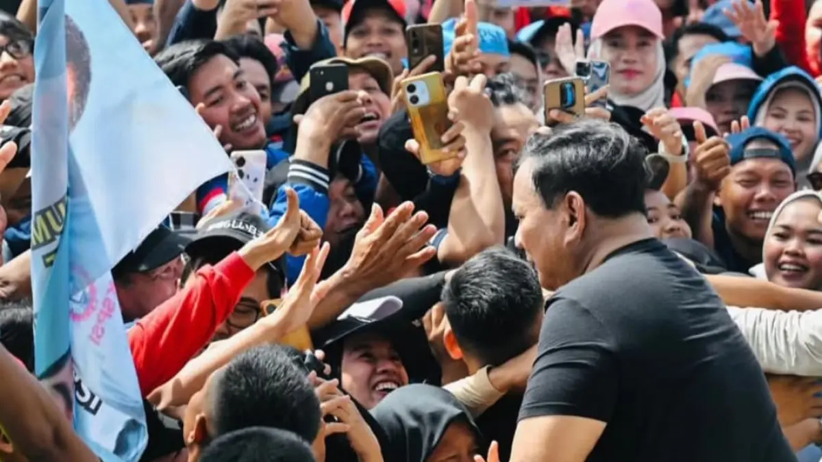 Presiden Prabowo Subianto menyalami para peserta aksi Peringatan Hari Buruh Internasional 2026 di Lapangan Silang Monas, Jakarta, Jumat (1/5).(Foto: Setkab)