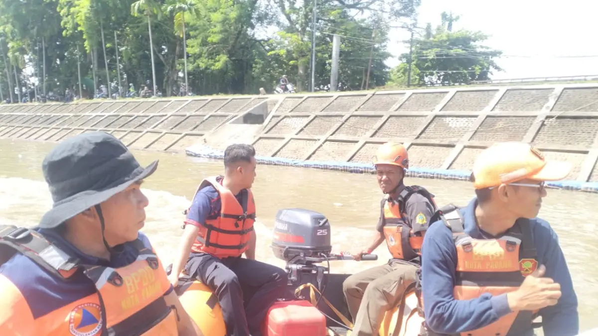Seorang pria pencari barang bekas tenggelam di Banjir Kanal, Alai Parak Kopi, Padang, Jumat (1/5/2026). Tim SAR gabungan lakukan pencarian. (BPBD Kota Padang)