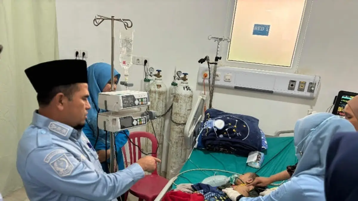 Wakil Bupati Solok H. Candra, bersama Ketua GOW Ny. Lian Octavia Candra saat menjenguk balita korban dugaan penganiayaan di RSUD Arosuka, Kamis (30/4). (DOK PEMKAB SOLOK)