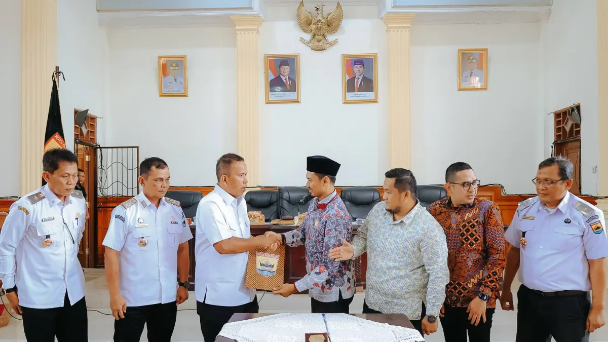 Wakil Wali Kota Pariaman, Mulyadi serahkan jawaban rekomendasi DPRD terhadap Laporan Keterangan Pertanggungjawaban (LKPJ) Wali Kota Tahun 2025 dalam rapat paripurna di Ruang Rapat Utama DPRD Kota Pariaman, Rabu (29/4/2026). 