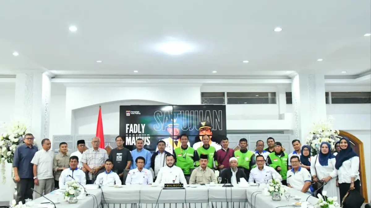 Wali Kota Padang Fadly Amran bersama perwakilan FSPMI dalam peringatan May Day 2026 di Kediaman Resmi Wali Kota.(Foto: Prokopim)