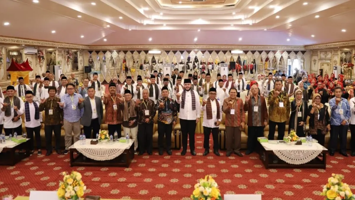 Wali Kota Padang sekaligus Ketua Umum IKTD Sumbar, Fadly Amran, bersama pengurus pada Rapat Kerja IKTD 2026 di Aula Universitas Baiturrahmah.(Foto: Prokopim)