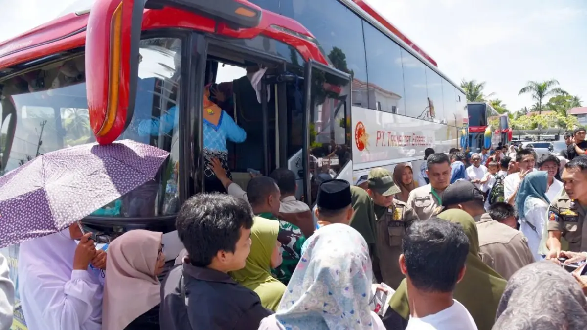 Wali Kota Pariaman Yota Balad bersama Wakil Wali Kota Mulyadi melepas 133 Jemaah Calon Haji (JCH) Kloter 7 Embarkasi Sumatera Barat di Balaikota Pariaman, Kamis (30/4/2026). Jemaah diberangkatkan menuju Embarkasi Padang sebelum terbang ke Tanah Suci.