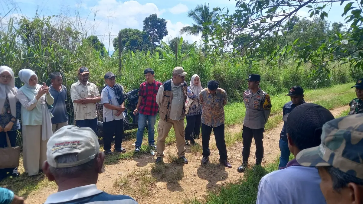 Warga bersama niniak mamak, Pemerintah Nagari, dan Bamus Nagari Sungai Kamuyang saat peninjauan lokasi objek sengketa tanah di Subaladuang, Kamis (30/4), dengan pengamanan aparat TNI dan Polri. (ARFIDEL ILHAM/PADEK)