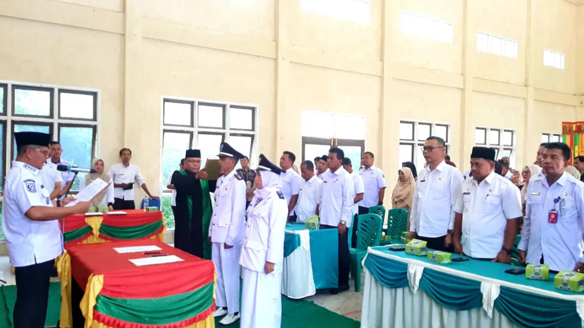 Bupati Pasaman Welly Suhery melantik Wali Nagari Kotonopan Rao, Kecamatan Rao Utara Gustaniah  di Gedung Serbaguna Camat Rao Utara, Koto Baru, Kecamatan Rao Utara, Pasaman. Rabu (29/4/). (DOK Humas Pemkab Pasaman)