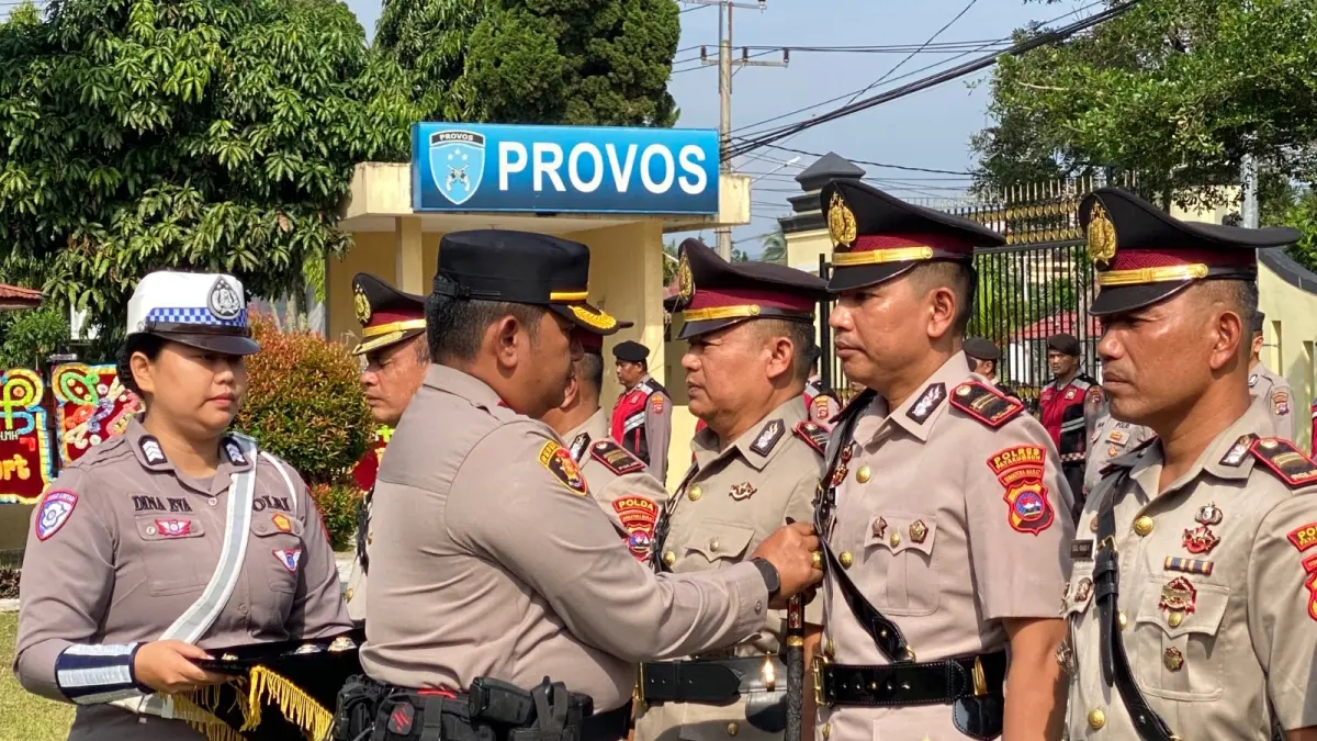 Kapolres Payakumbuh AKBP Ricky Ricardo memimpin upacara Serah Terima Jabatan (Sertijab) pejabat utama Polres Payakumbuh di Lapangan Apel Mapolres Payakumbuh. (DOK POLRES PAYAKUMBUH)