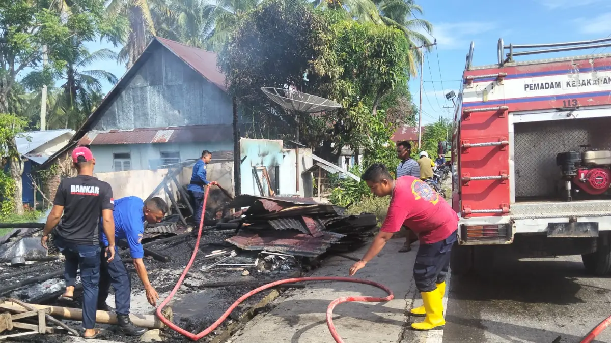 Kebakaran hanguskan rumah semi permanen di Pesisir Selatan, Sabtu (2/5/2026). (Dinas Damkar Pesisir Selatan)