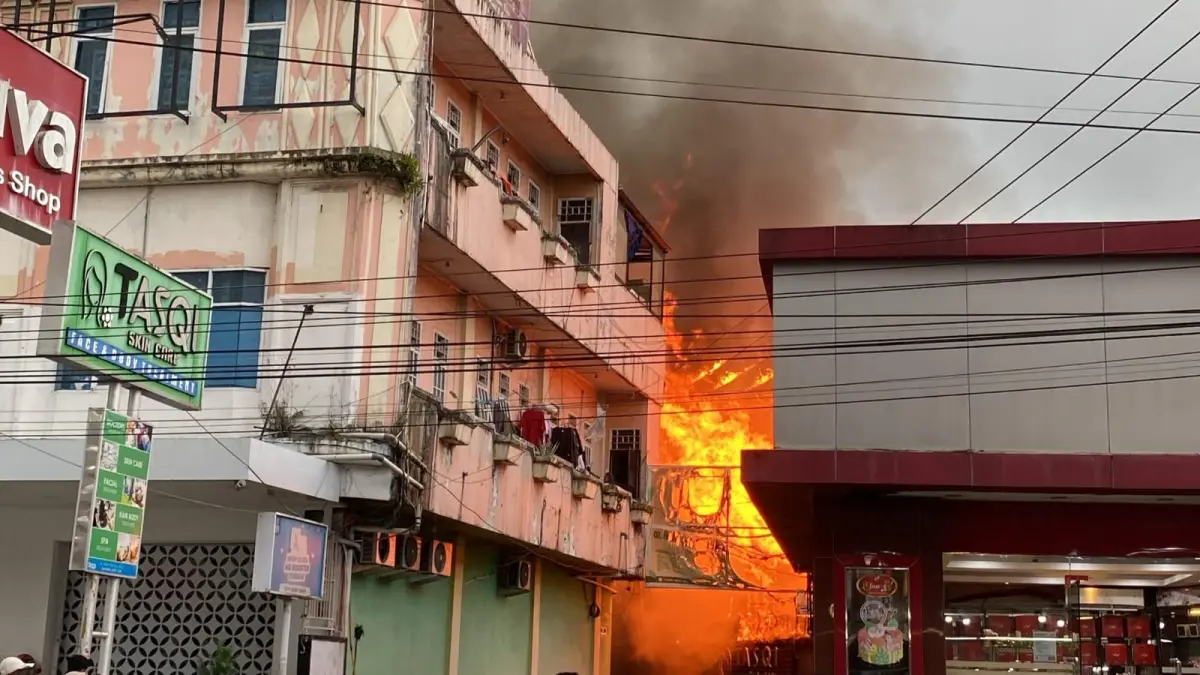 Kebakaran hebat melanda kawasan Tarok Dipo, Kota Bukittinggi, Jumat (1/5/2026) sore. Sebanyak 21 bangunan hangus, 100 personel dan 16 armada damkar dari 9 daerah dikerahkan untuk memadamkan api. (DPKP Kota Bukittinggi)