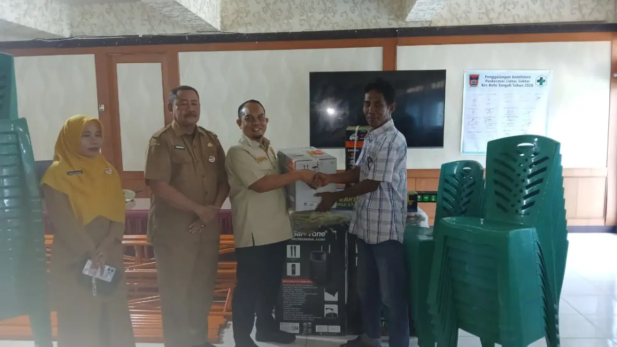 Ketua DPRD Kota Padang, Muharlion, menyerahkan bantuan kepada masyarakat Kecamatan Kototangah yang bersumber dari dana pokok pikiran (pokir), beberapa waktu lalu. (DOK DPRD PADANG)