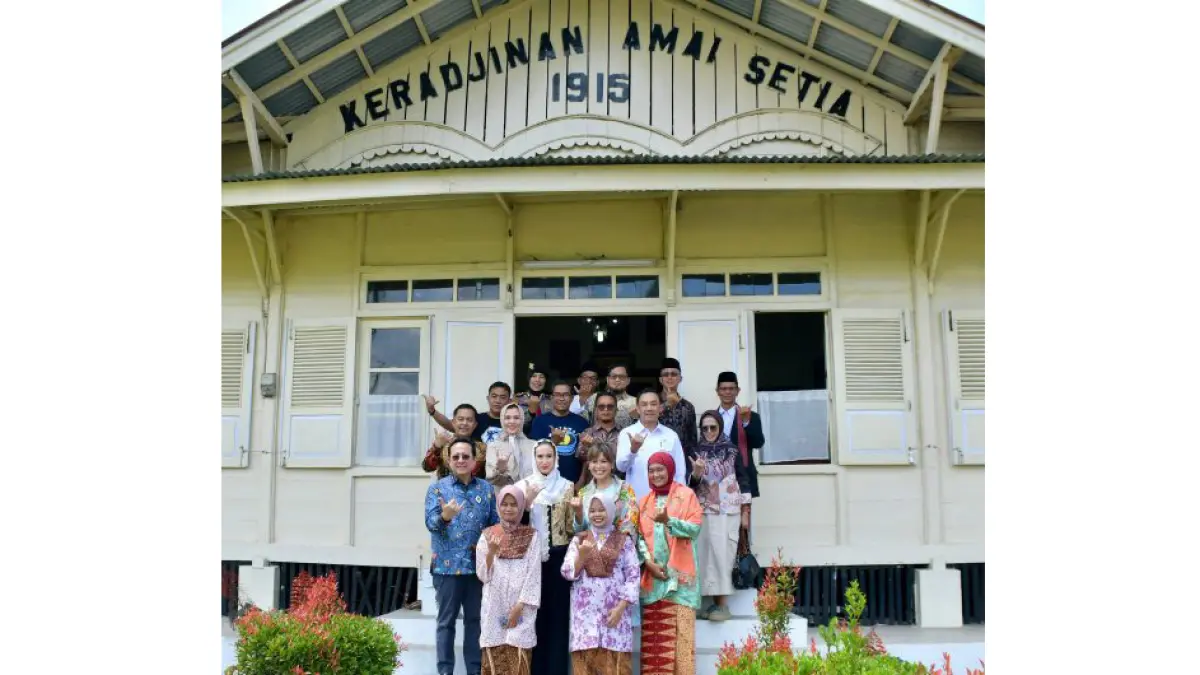 Menteri Pariwisata RI Widiyanti Putri Wardhana dan Wakil Bupati Agam Muhammad Iqbal bersama para pengrajin sulam tradisional saat kunjungan ke Pusat Kerajinan Amai Setia, Kotogadang, Kamis (30/4). (DOK Pemkab Agam)