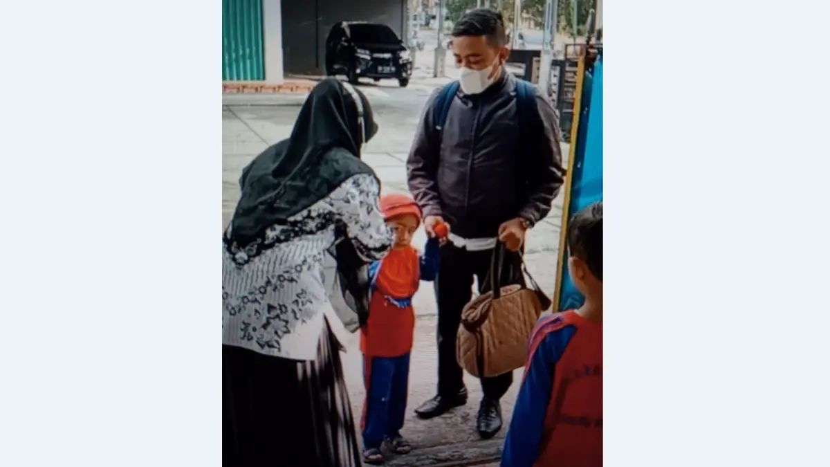 Orang tua mengantarkan anaknya ke TPA Cahaya Bangsa, Padangpanjang, sebelum berangkat kerja. (YUWARDI/PADEK)