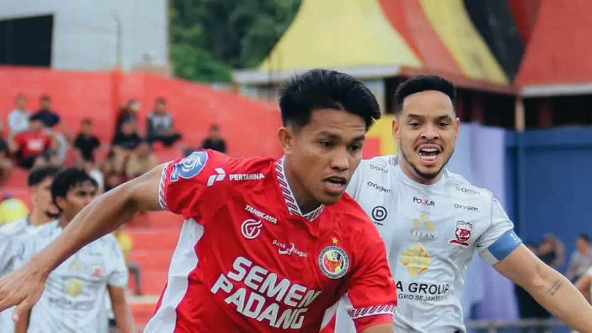 Pemain Semen Padang FC saat berduel dengan pemain Madura United pekan lalu di Stadion H Agus Salim Padang. (INSTAGRAM SEMEN PADANG FC)