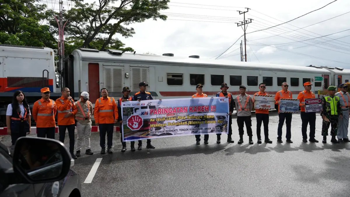 Penghentian penjagaan 54 perlintasan KA di Sumbar mulai 1 Mei 2026 oleh BTP Kelas II Padang, membuat PT KAI Divre II Sumbar perketat mitigasi dan imbau masyarakat selalu waspada.