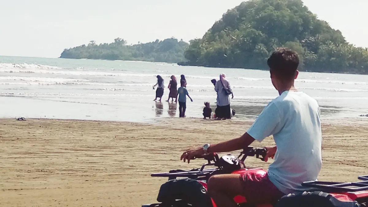 Permainan motor ATV di Pantai Air Manis. (JUFRI JAO/PADEK)