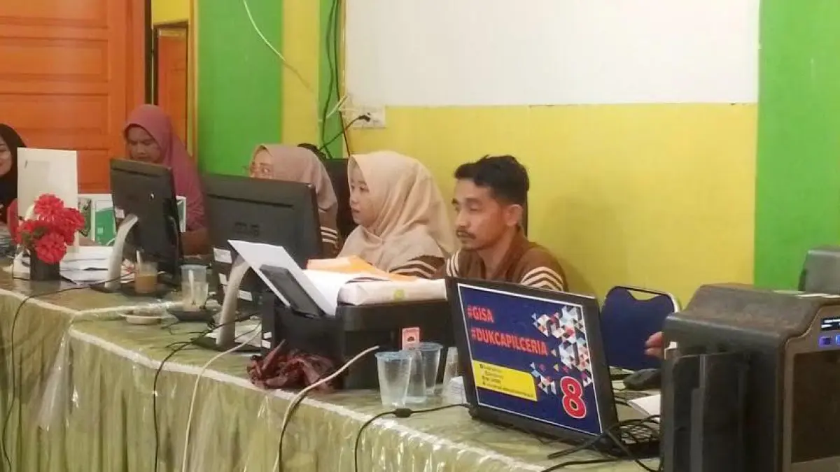 Petugas Nagari Balai Baiak Malai III Koto bersama Disdukcapil melayani warga untuk perubahan data kependudukan agar sesuai dengan kebijakan baru. (DOK Pemnag Nagari Balai Baiak Malai III Koto)