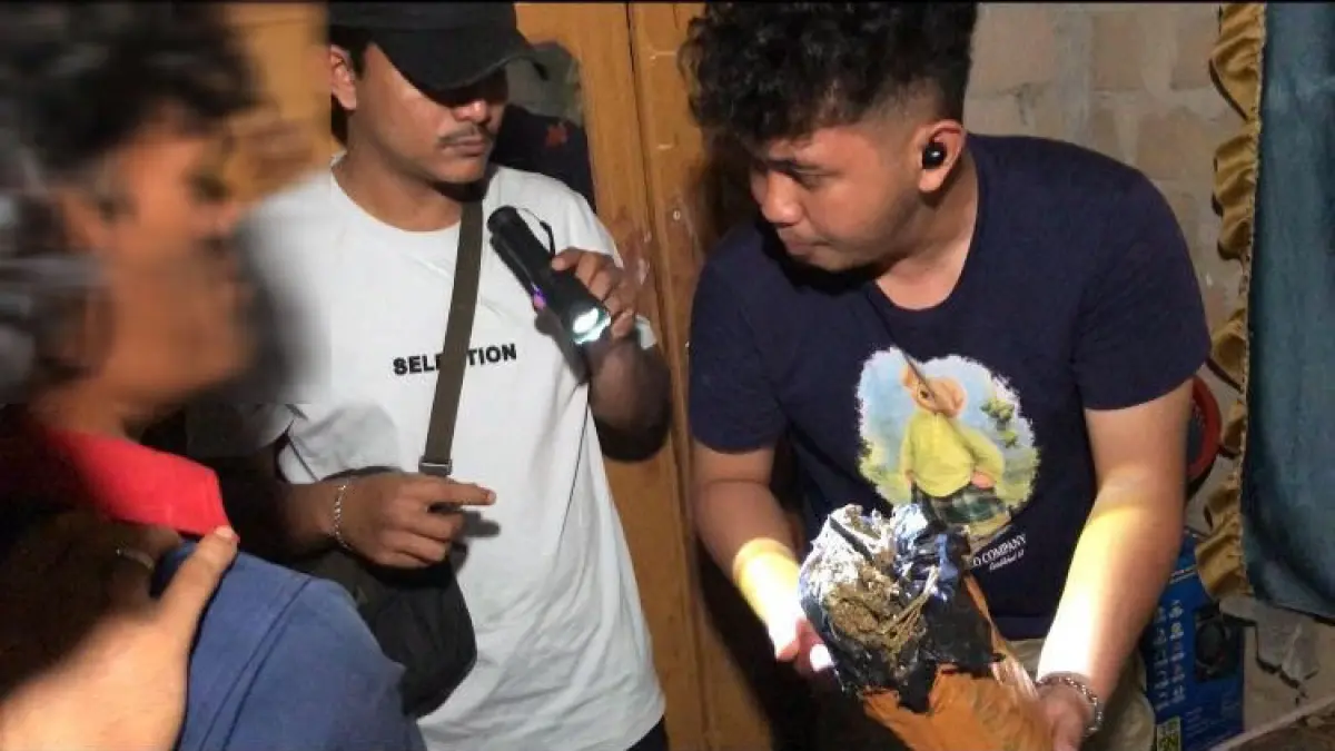 Petugas saat mengamankan barang bukti ganja seberat total 982,61 gram dari tersangka berinisial GL, 40, Rabu (29/4). (DOK POLRES PAYAKUMBUH)