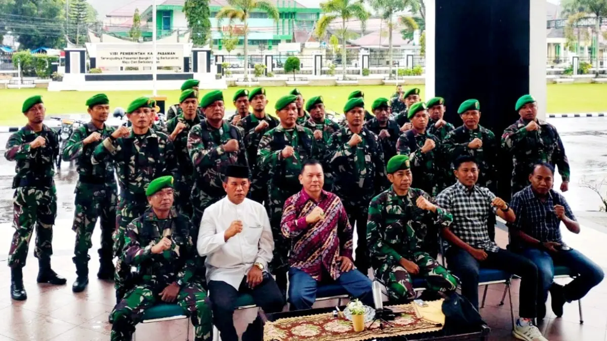 Sekretaris Kabupaten Pasaman, Yudesri, bersama unsur OPD teknis dan jajaran Kodim 0305 Pasaman foto bersama usai Apel Siaga Hari Buruh Nasional 2026 di halaman Kantor Bupati Pasaman, Jumat (1/5). (DOK DISKOMINFO)