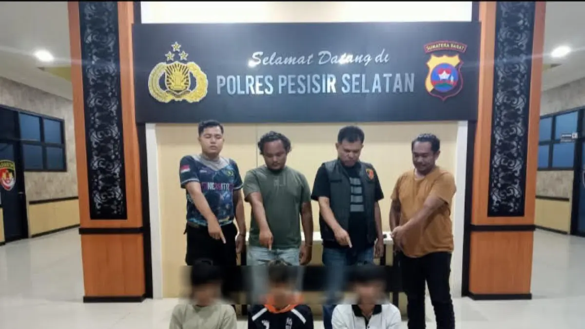 Tiga tersangka kasus peredaran narkotika saat diamankan di Mapolres Pesisir Selatan, beberapa waktu lalu. (DOK POLRES PESSEL)