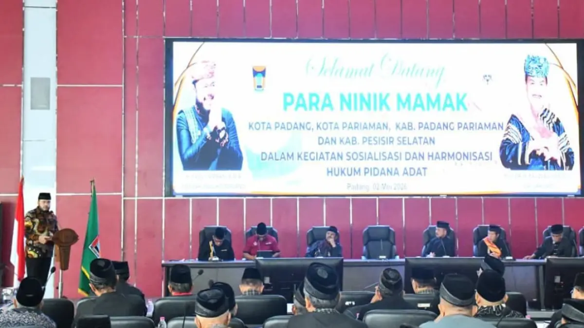 Wali Kota Padang Fadly Amran menyampaikan sambutan saat Sosialisasi dan Harmonisasi Hukum Pidana Adat bersama LKAAM Sumbar di Balai Kota Aie Pacah, Sabtu (2/5/2026).(Foto: Prokopim)